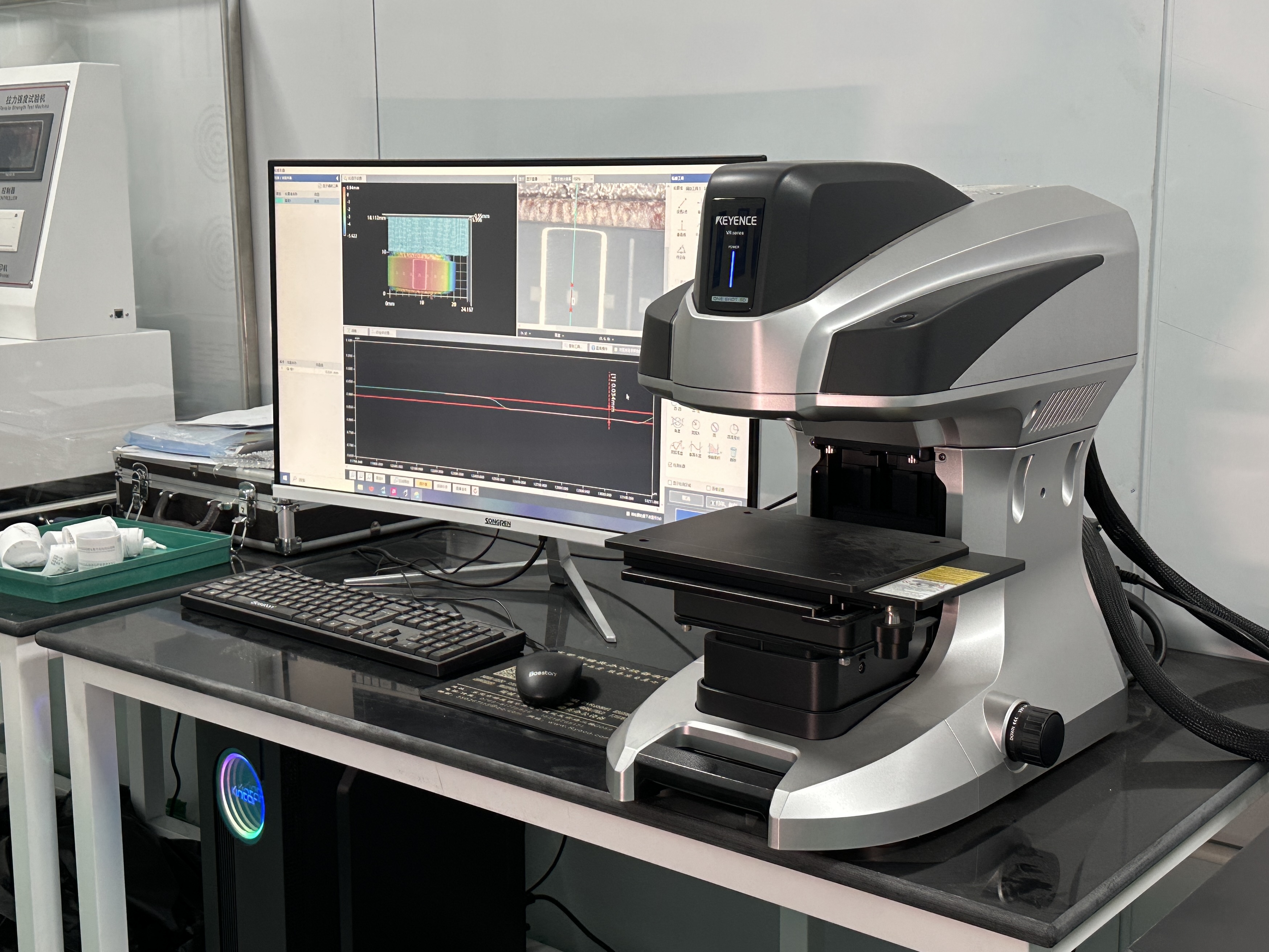 精密测量仪器展示，显微镜和测量设备正在检测陶瓷样品，实验室环境